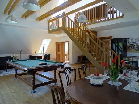 Danes se pod streho nahajajo štirje vrhunsko opremljeni apartmaji. (Vir: www.visitsentjost.si)