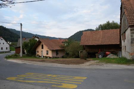 Podrta hiša v Dvoru