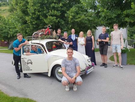 Vsa ekipa s snemanja videospota Poročna. Snemali so na posestvu pr' Frjan